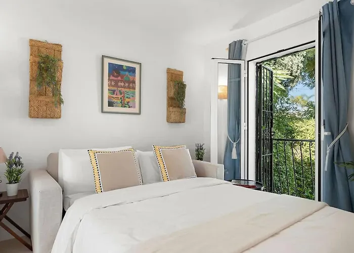 With Private Pool & Garden 5 Min To Feriehus *