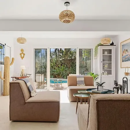 With Private Pool & Garden 5 Min To בית נופש מארבלה