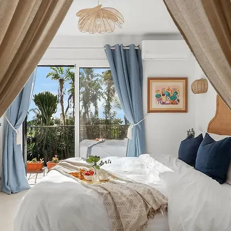 With Private Pool & Garden 5 Min To *