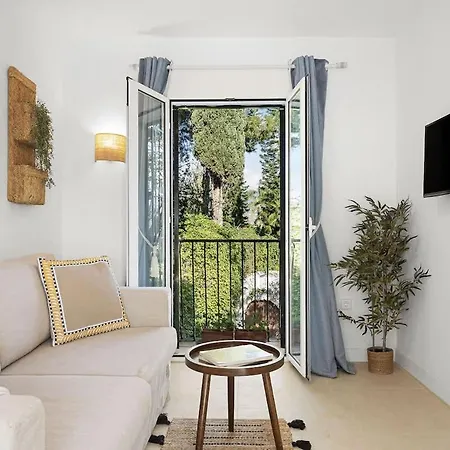 With Private Pool & Garden 5 Min To *