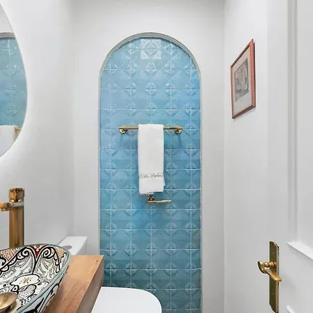 With Private Pool & Garden 5 Min To *