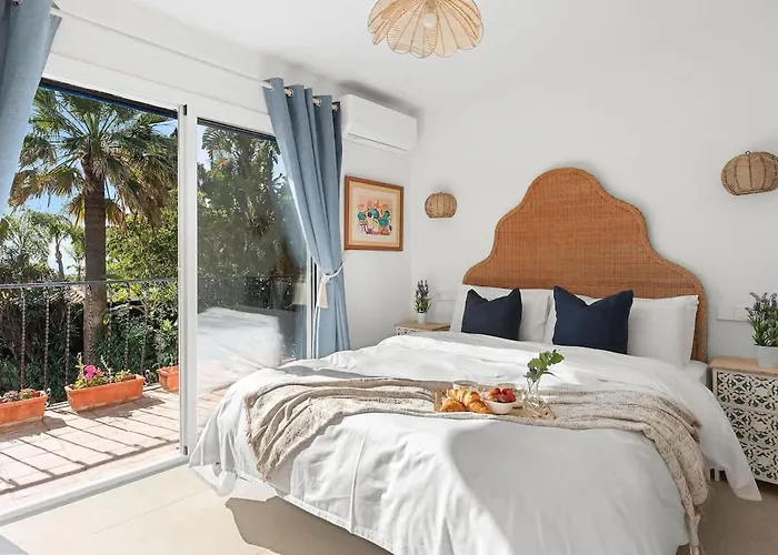 With Private Pool & Garden 5 Min To 펜션