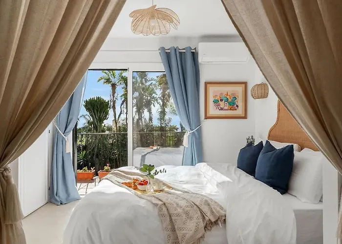 With Private Pool & Garden 5 Min To *