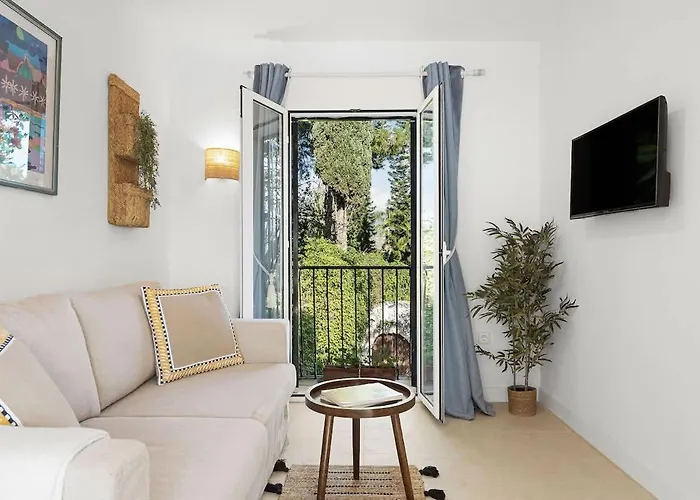 With Private Pool & Garden 5 Min To *
