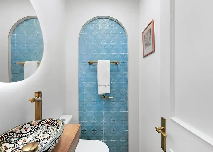 With Private Pool & Garden 5 Min To *